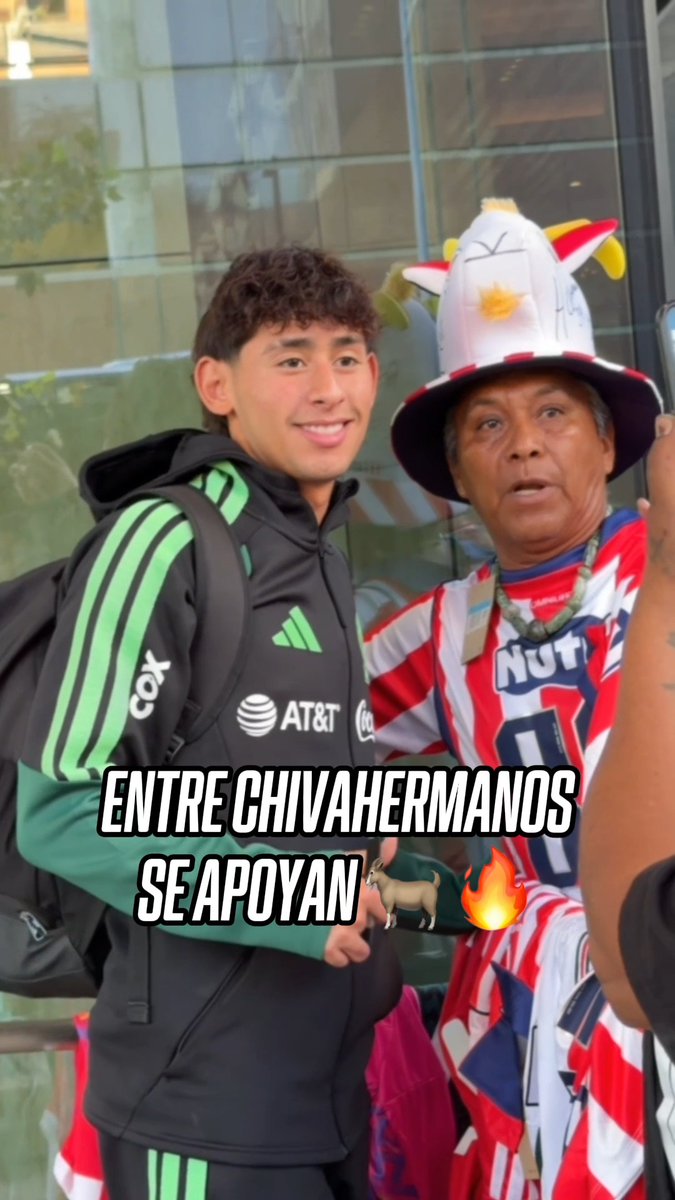¡EL REBAÑO EN TODOS LADOS! 🐐 😎 Santi Sandoval y Piojo Alvarado se acercaron con unos fans de Chivas, les firmaron sus cosas y se tomaron una foto con ellos.
