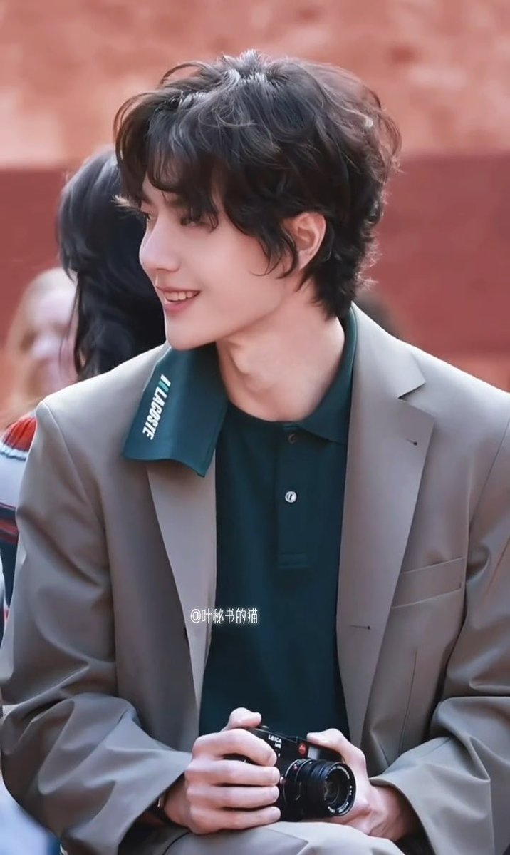 ใครปล่อยคิวลมให้ อยากกราบงามๆ ฮื่อออ นี่มันจังหวะตกหลุมรักชัดๆ ผมลอนนุ่มปลิวเบาๆ หน้าหวาน ยิ้มหวาน หล่อละมุน จังหวะนี้ใครจะไม่โดนตกบ้าง 🫠 #WangYibo #LacosteSS27 #ParisFashionWeek #Lacoste #WangYiboPFWxLacosteSS27