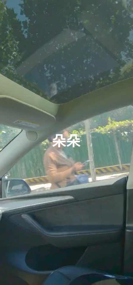 我忍不了,难题慢慢挺起来,路人冲我身旁路过好刺激。 在人前羞耻的露出果体💋 在人前羞耻的露出果体【认证版】 #露出 #淫妻 #反差诱惑 #玩具控制
