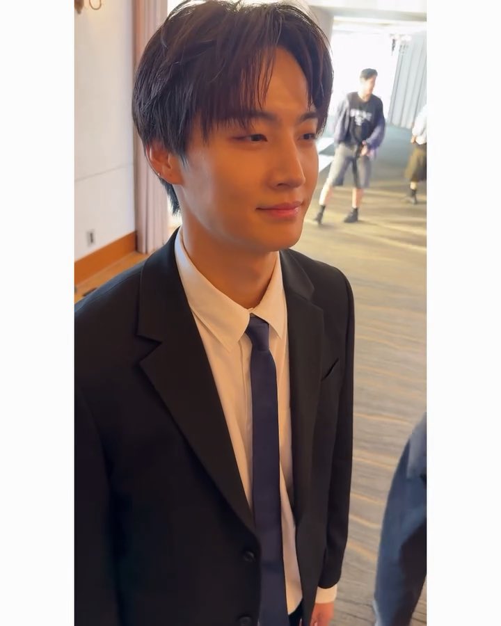 เห็นท่าเต้นถึงกับเหม่อ ไม่มีคำจะพูด แต่อย่าลืมว่าตัวเองเต้นบีบอยได้ ถ้าเต้นบีบอยได้ ท่าเต้นอันอื่นก็ไม่ยากละแจบอมเอ๊ย5555555555555555555555