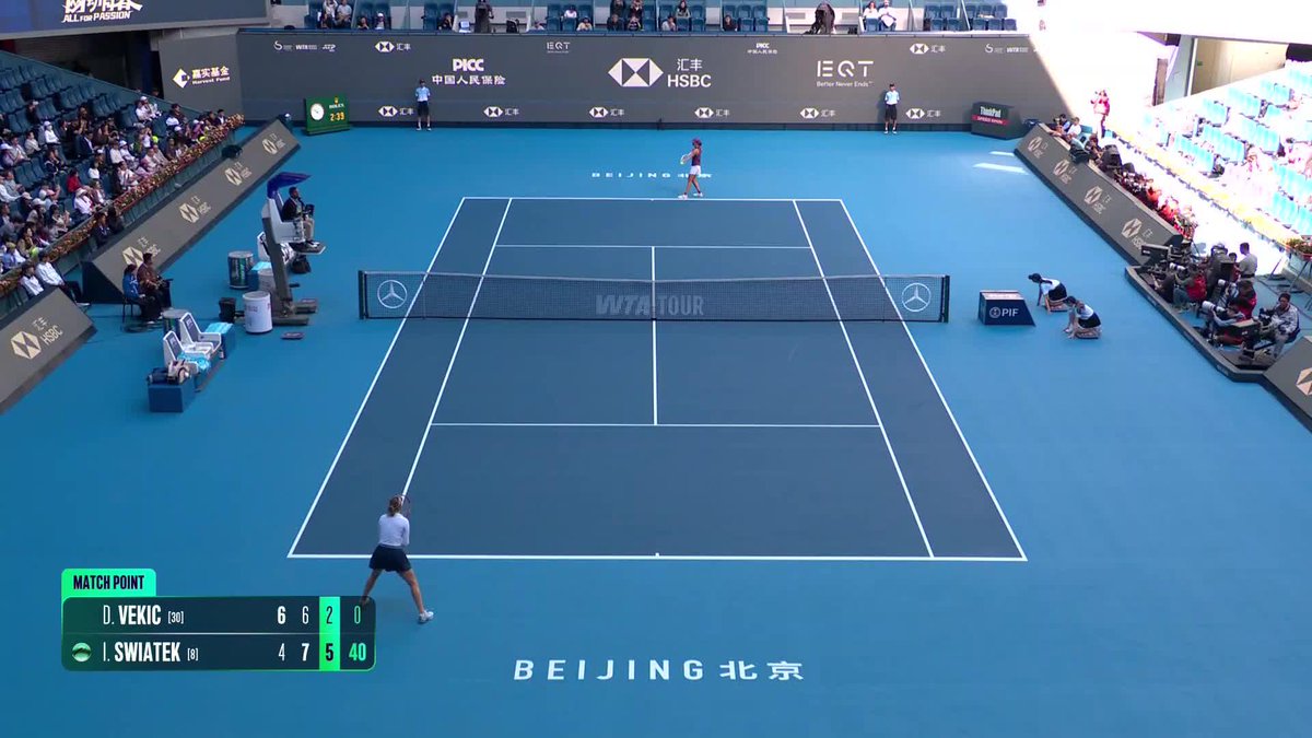 Comeback complete ✅ Iga Swiatek storms back to defeat Vekic in a three-set thriller! #ChinaOpen