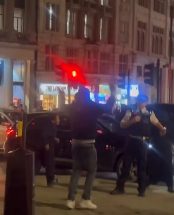 Pro-Palestine supporters mock the police in Trafalgar square as they display Iraqi 🇮🇶 flags. The police fail to arrest them in another show of two tier policing.