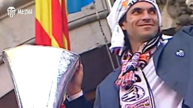 🎂 Hoy es el cumpleaños de un exjugador y exentrenador valencianista 🏆 Campeón de la Supercopa del 2000 🏆 LALIGA del 2002 🏆🏆 Doblete del 2004 🏆 Supercopa de 2005 ¡Muchas felicidades, Mauricio Pellegrino! 🎉