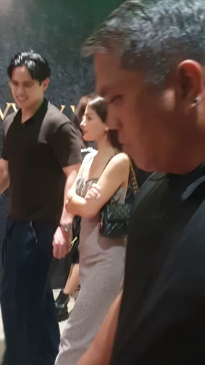 LOOK AT THEIR KAMAY tapos nacheck si ralph kung okay ba si az 😫