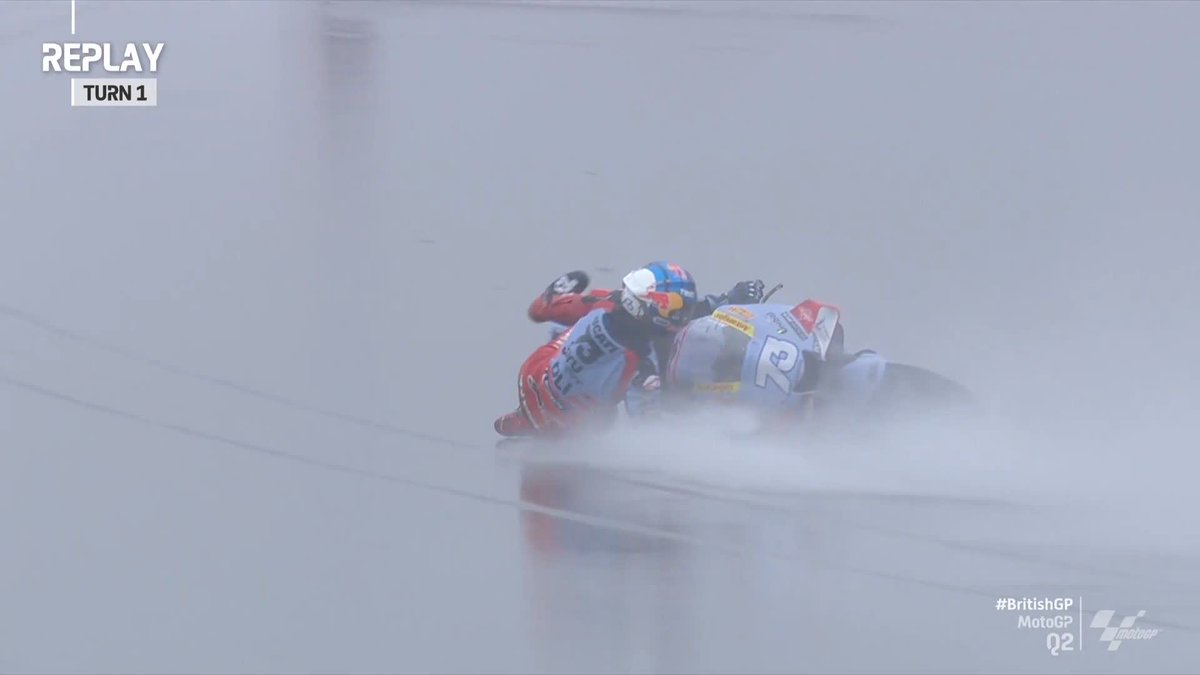 F1'e haklı olarak bi damla yağmur gördüklerinde pite kaçmalarından dolayı kızıyoruz da, MotoGP'miz de bazen bokunu çıkarmıyor mu :D Sürücüleri piste yolladıkları şartlara bak
