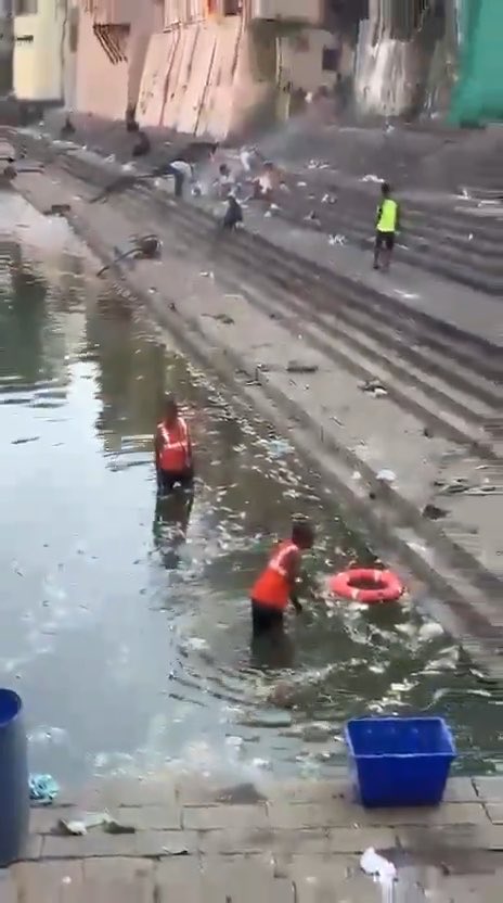 Mumbai’s 900-year-old Banganga Tank is facing the same tragedy again. Hundreds of fish have died in the historic tank at Walkeshwar following Pitru Paksha. And sadly, this isn’t new. In 2025, BMC removed 10,000 kg of dead fish and organic waste from Banganga. Similar mass fish deaths were reported in 2023 and even in 2022. The tank dates back to 1127 AD and is one of Mumbai’s oldest surviving water bodies, fed by an underground freshwater spring. Ritual offerings are suspected to be contributing to the deterioration of water quality and oxygen levels, but the exact cause of this year’s deaths is still being investigated. BMC has now called priests and residents for a meeting.