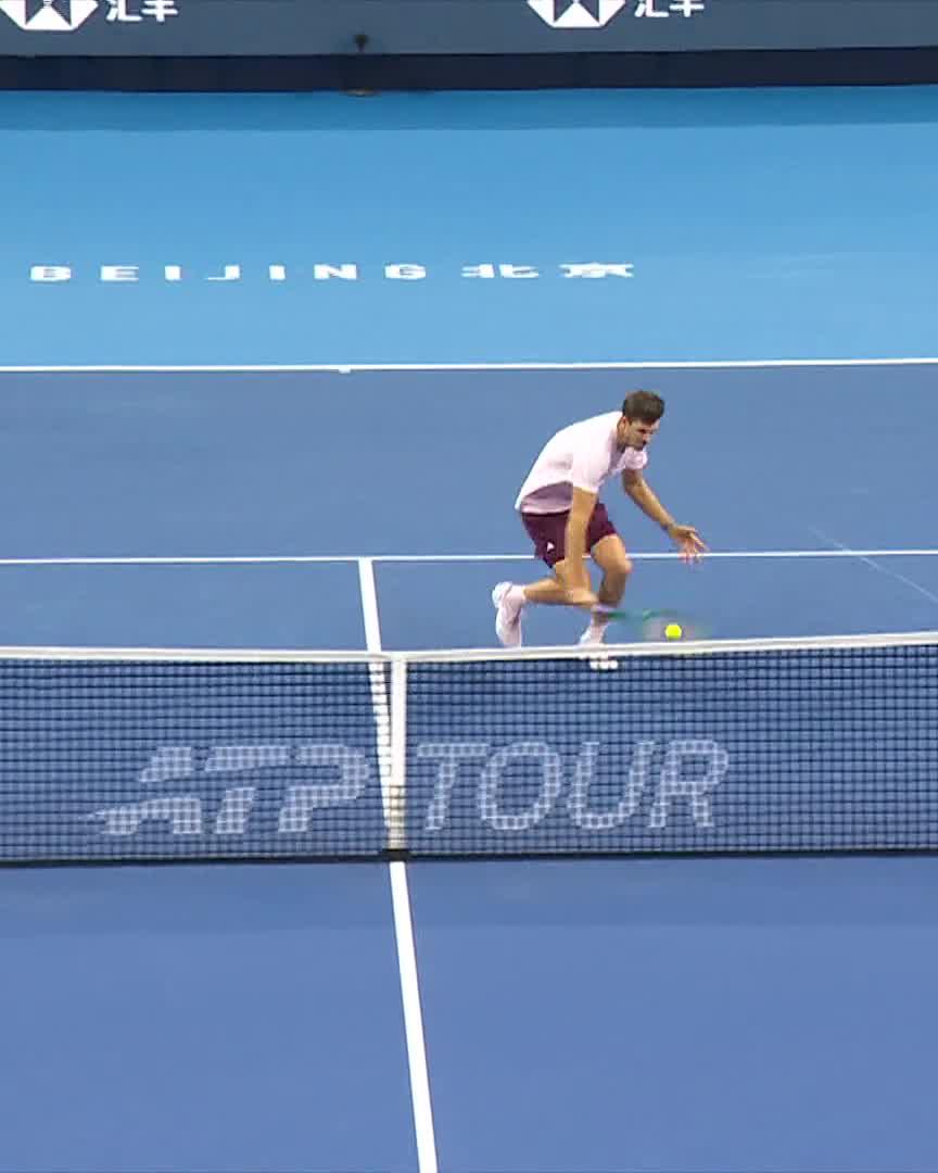 Hubi Hurkacz with a FILTHY drop volley against Alex de Minaur in Beijing. Baby soft hands. Right on the edge of the line with wicked spin. Insane touch. 🇵🇱🪶