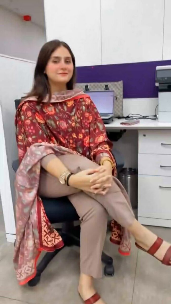 آپ اسکے کس حصے کو غور سے دیکھ رھے ھو
