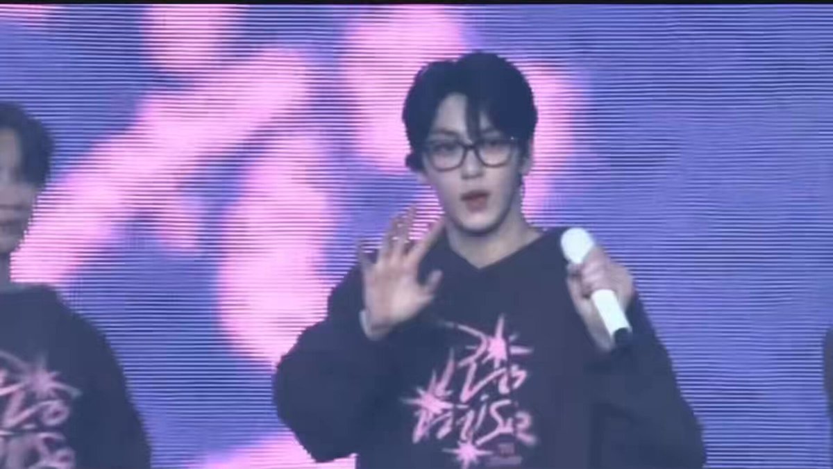 Kpop groups doing a long ass goodbye and fully turning off every light in the venue just to come out and do another song will get me every time
