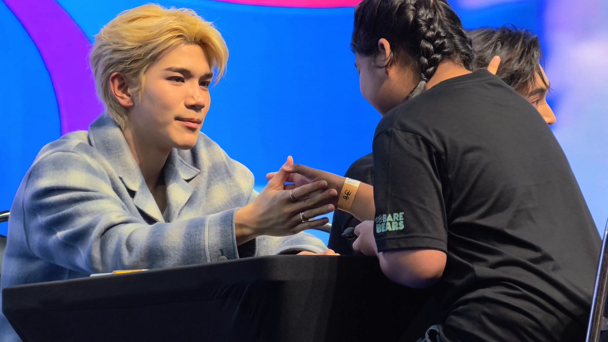ดูมานแกล้งจับมือน้องเค้าไม่ยอมปล่อย ละขำเอิ้กอ้ากใหญ่5556555555 เอ็นดูน้อออ (ขออนุญาตน้องในคลิปด้วยน้า) GEMINIFOURTH LKN MY FAM #GMMTVFANIVAL2026HappyFamilyxGF
