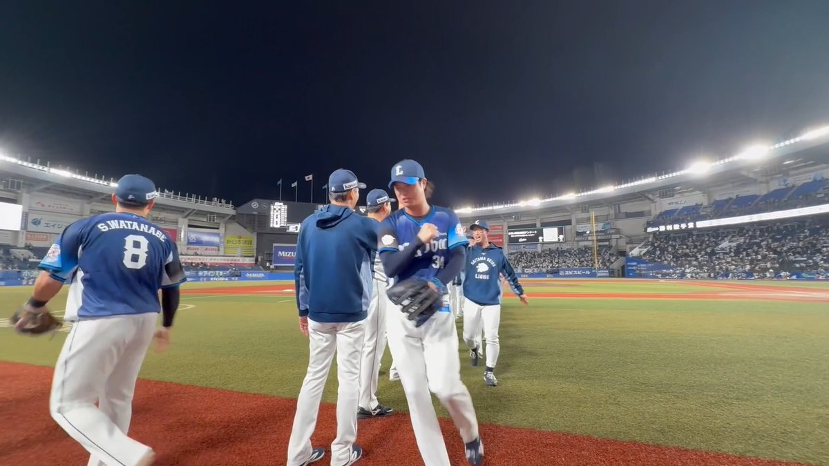 千葉から、勝利直後のハイタッチをお届け！ 明日はレギュラーシーズン最終戦。勝って「パーソル CS パ」へ弾みをつけましょう！ #seibulions #打破 #最後まで喰らいつけ