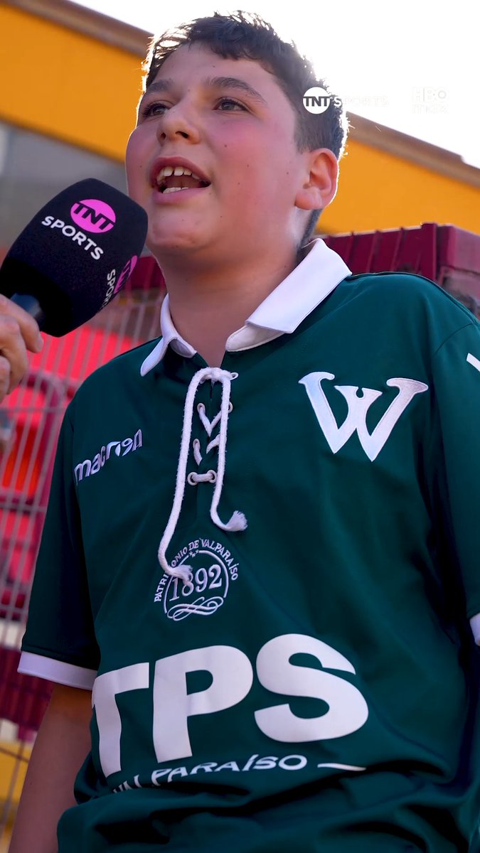 🎙️💚🦜 "Me siento un porteño más. Es lo más lindo de este planeta" Este pequeño hincha de Santiago Wanderers vivió con las pulsaciones a mil el duelo ante Deportes Recoelta. Además, le contó a Charola lo que significa para él ser Caturro y la pasión que se vive a día a día con el Decano. ¡Disfruta la #LigaDeAscensoCaixun 2026! Suscríbete a #TNTSportsenHBOMax 📲