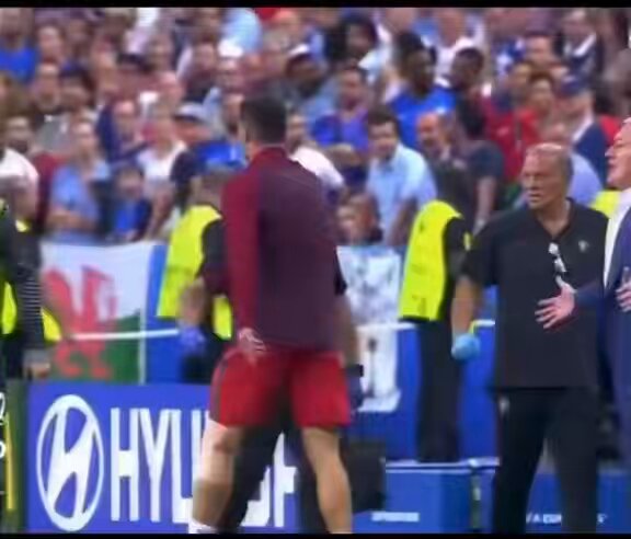 If Jorge Jesus was the coach back then, he wouldn’t have allowed this guy to be doing all these useless things 😂😭