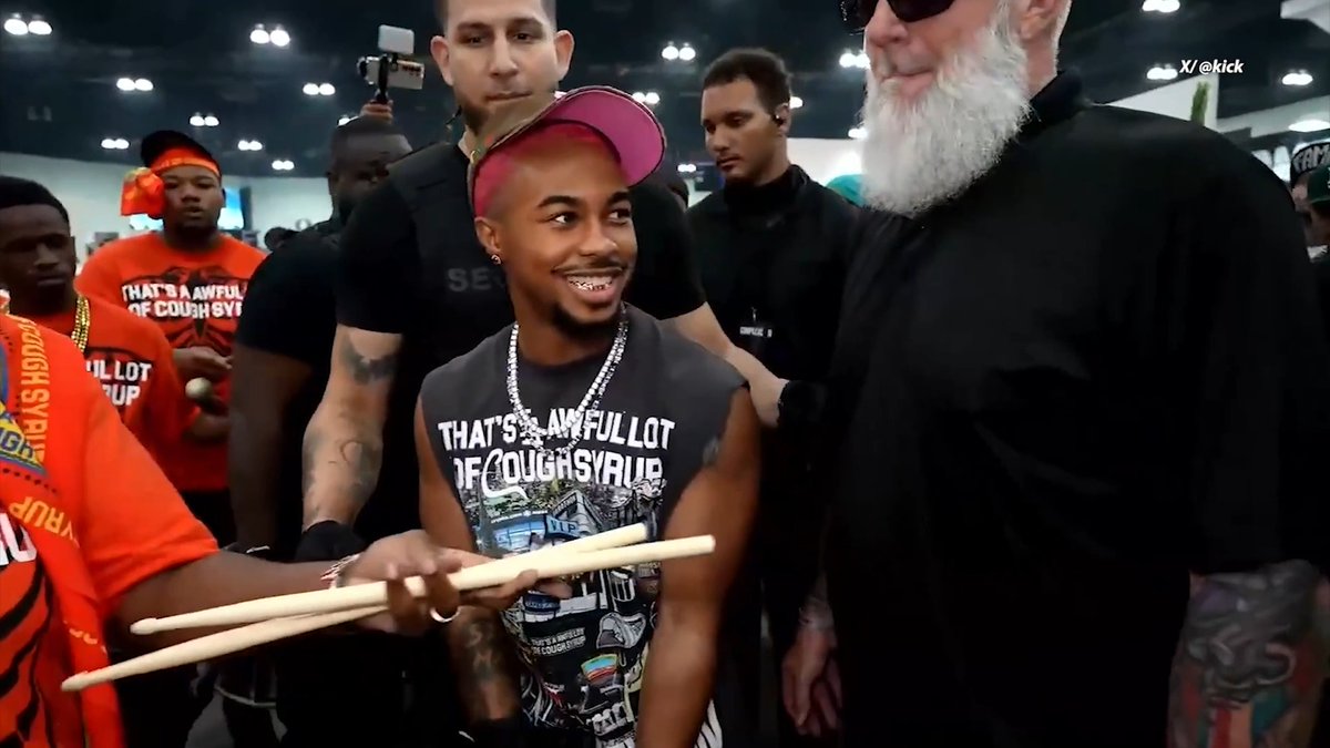 Travis Barker pulled up to ComplexCon and graced everyone with an on-the-spot performance! 🥁