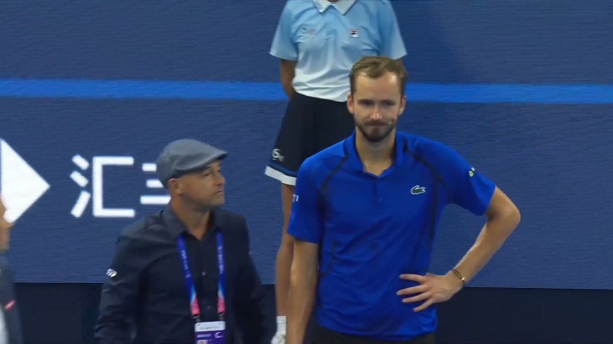 😲💢 Medvedev disqualifié face à Novak Djokovic à Pékin pour avoir envoyé une balle dans le visage d'un spectateur !