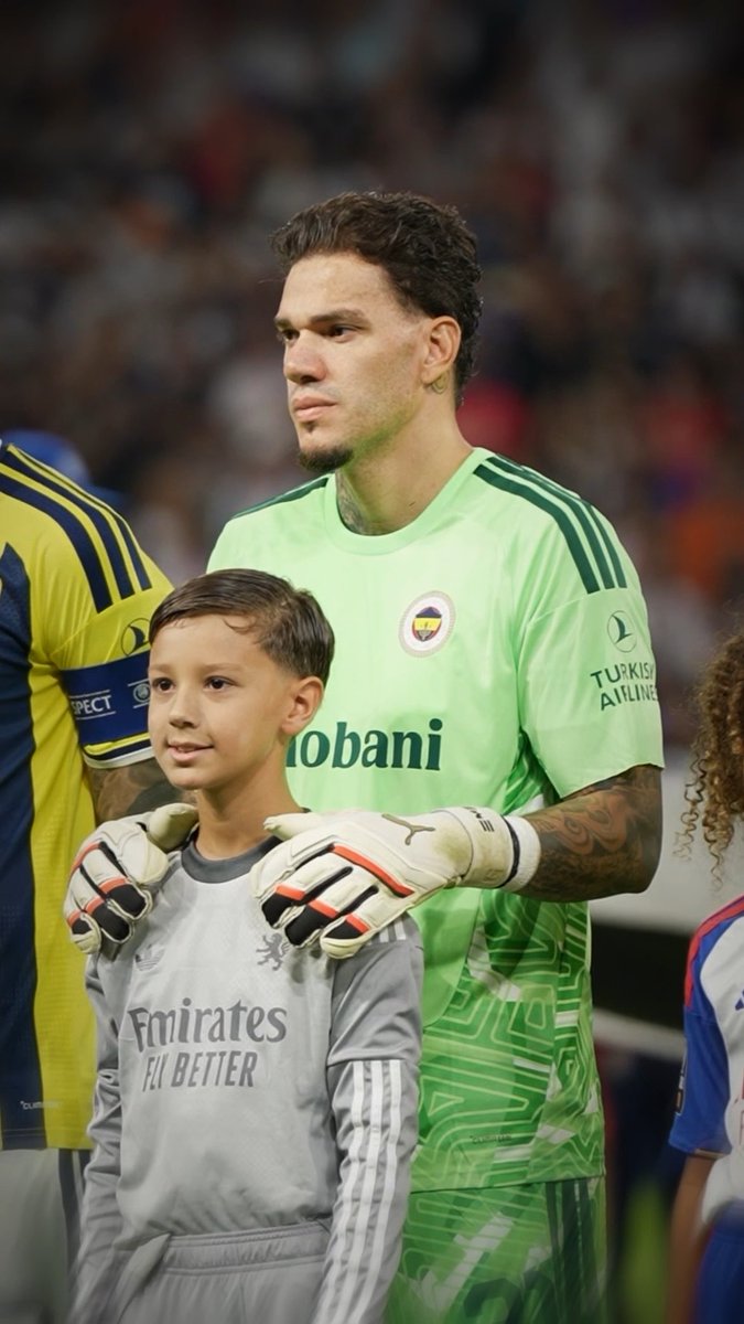 Ederson ile yüz yüze, unutulmaz bir anıya hazır mısın? 💛💙 6 Ekim’de Fenerium Maraton’da buluşuyoruz! 📍 Fenerium Maraton Mağaza 🗓️ 6 Ekim Salı 🕜 13.30–15.00 🔷 Kısıtlı zaman nedeniyle sınırlı sayıda taraftarımızın imza talebi karşılanabilecektir.