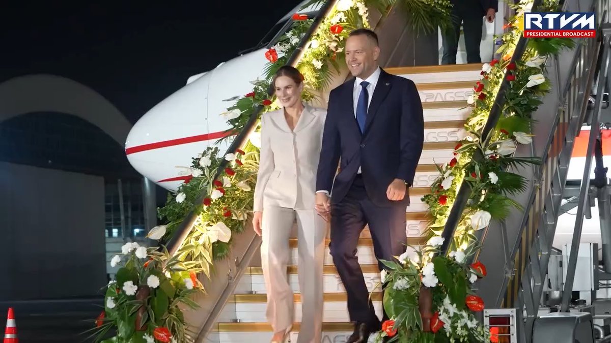 POLISH PRESIDENT ARRIVES IN PH FOR OFFICIAL VISIT 🇵🇱 WATCH: Polish President Karol Nawrocki and First Lady Marta Nawrocka arrive in the Philippines ahead of the Polish leader’s official engagements in Manila. The couple arrived at Villamor Air Base in Pasay City on Monday night, Oct. 5. President Nawrocki is expected to meet President Bongbong Marcos during his visit. | Tristan Nodalo 🎥RTVM