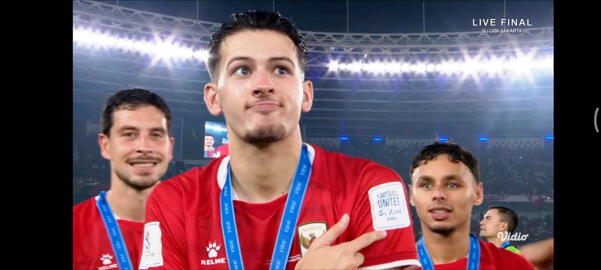 KING INDO JUARA TURNAMEN RESMI NIH BOS! 🇮🇩🔥 Justin Hubner: "Yang resmi-resmi aja bos!" 😎 Justin Hubner nih tengil banget recall-recall ya wak ngebales selebrasi pemain nguyen di AFF kemarin, sementara Prof Haye kalem aja kasih LOVE. 😀🫶 #TimnasDay