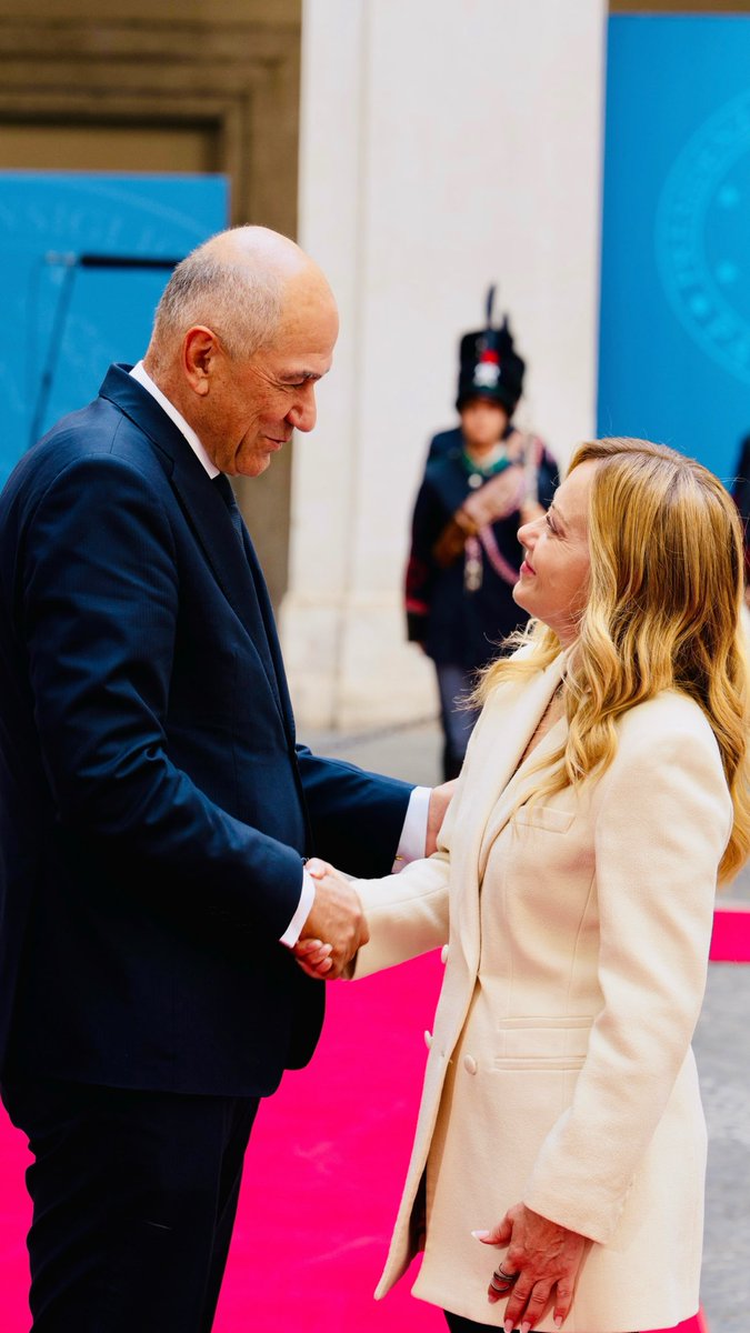 Ho ricevuto oggi a Palazzo Chigi il Primo Ministro della Repubblica di Slovenia, Janez Janša. Insieme abbiamo condiviso l’obiettivo di innalzare a strategico il partenariato bilaterale attraverso la prossima adozione di un Piano d’Azione incentrato su settori prioritari quali difesa, energia, connettività, ricerca e innovazione e cultura. La conversazione ha consentito un confronto sulle priorità del prossimo Consiglio europeo, a partire dal rafforzamento della competitività dell’Unione e dalla riduzione strutturale dei costi dell’energia per famiglie e imprese. In questo ambito, ho voluto richiamare le recenti iniziative promosse dall’Italia, insieme ad altri Stati membri, per un approccio europeo più pragmatico su transizione energetica e politica industriale, nonché la necessità che il prossimo Quadro finanziario pluriennale preveda risorse adeguate sia per le nuove priorità dell’Unione che per le politiche tradizionali, come coesione e agricoltura. Abbiamo infine discusso della gestione dei flussi migratori con un focus particolare su rafforzamento della dimensione esterna, rimpatri e soluzioni innovative.