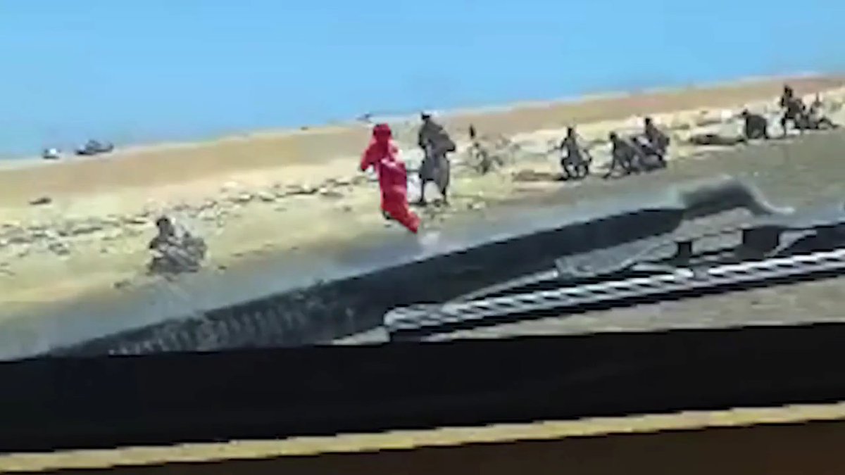 فيديو يوضح أنهم لم يكونوا أسرى بل مقاتلين حوتيين يطلقون النار. #فجر_اليمن