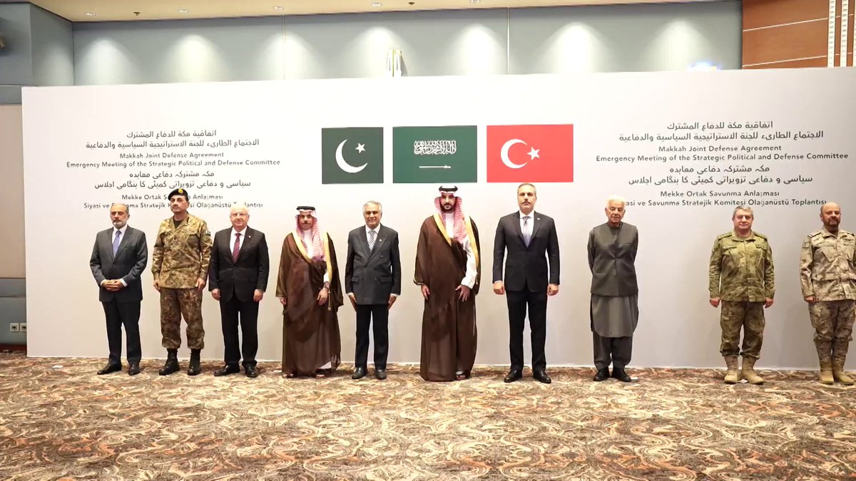 وزير الدفاع الأمير خالد بن سلمان: - الاجتماع الطارئ للجنة الاستراتيجية السياسية والدفاعية لحلف مكة الدفاعي يؤكد تضامن ووقوف دولنا صفا واحدا لمواجهة الاعتداءات الآثمة التي استهدفت المملكة والمشاعر المقدسة - تفعيل الردع الجماعي ضد هذه الاعتداءات وضد كل من يقف وراءها ضمن إطار حلف مكة الدفاعي