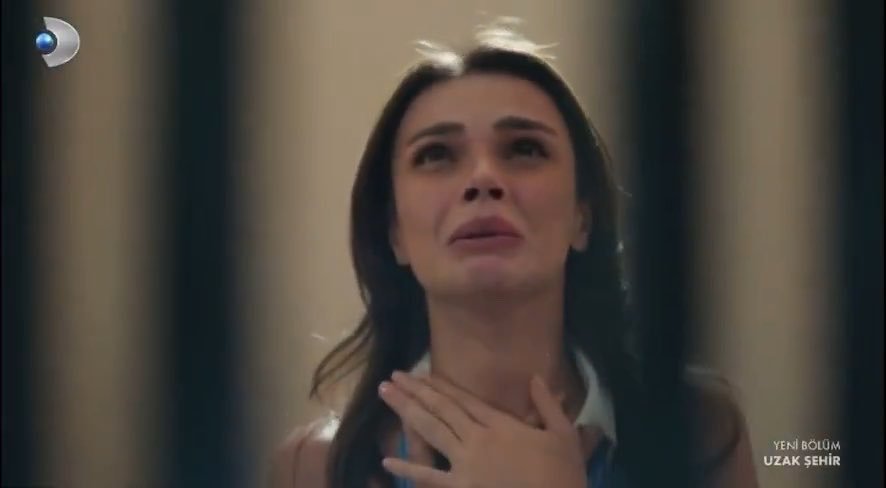 altmış küsür bölümlük uzak şehir’de alya’nın sadakat tarafından vurulduktan sonra öylece tek başına yerde kaldığı sahneden sonra en üzüldüğüm alya sahnesi. o kadar kimsesiz o kadar çaresiz ki ölmüş annesinden başka yardım isteyebileceği hiç kimsesi yok
