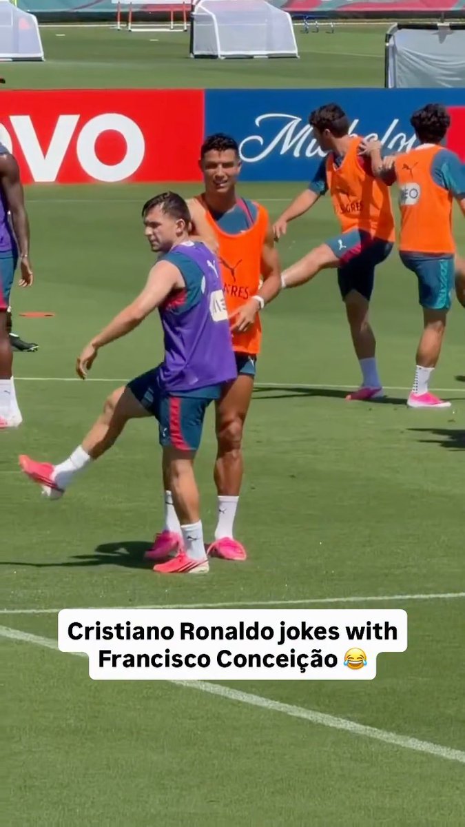 That time Ronaldo kneeled down to Conceição's height in training 😭 (via joaopbarretto, cazetv)