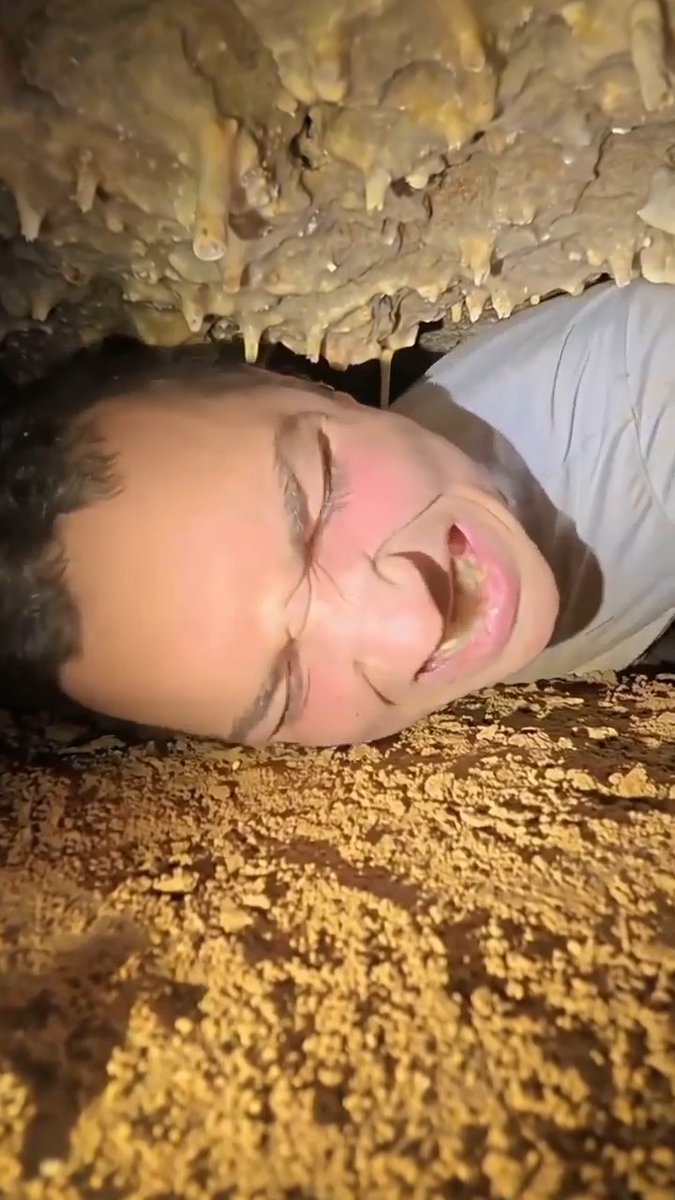 Ver esto detonó todas mis fobias Cleitrofobia, Tafofobia, Estenofobia Agorafobia, Acrofobia. Como te vas a meter a esos espacios, incluso pagan para ello.
