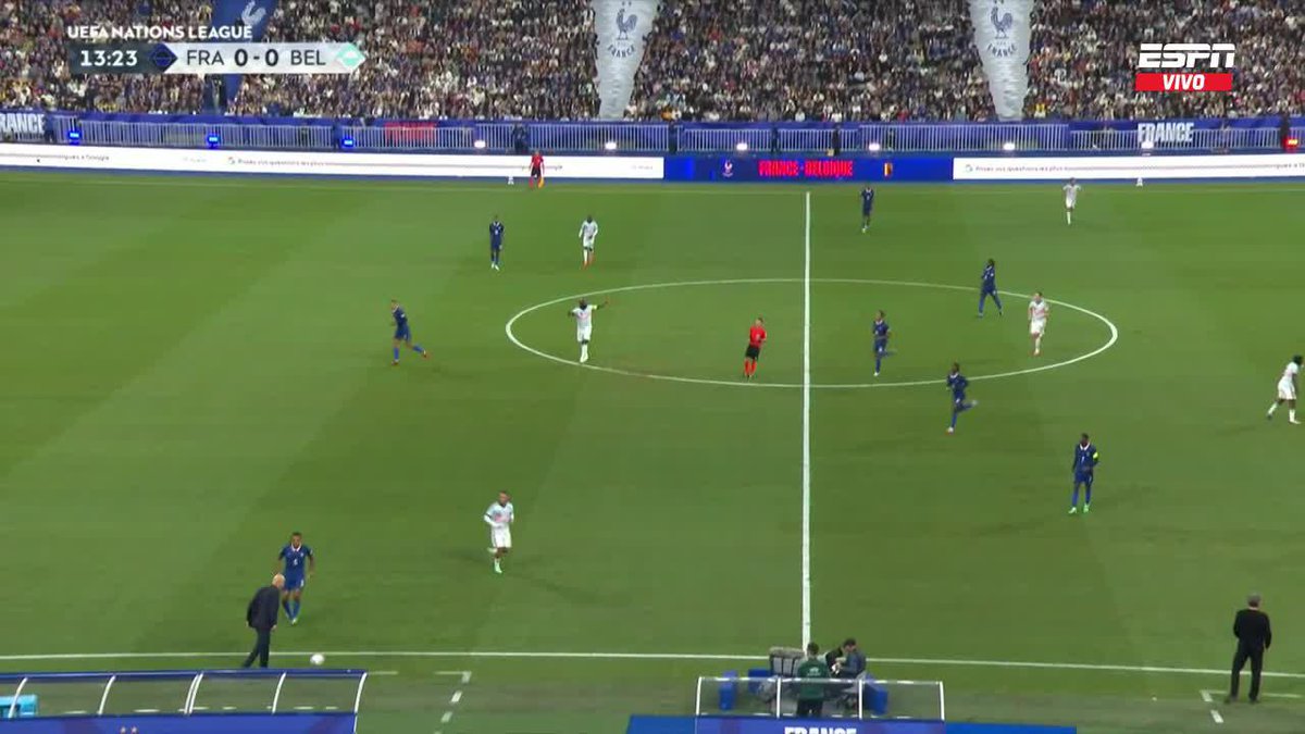 🇫🇷 | Zinedine Zidane sorprendió con una gran recepción sobre la línea durante el partido entre Francia y Bélgica.