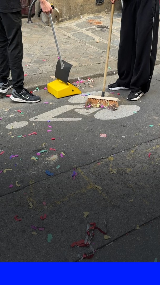 Blocage des lycées: après un blocus, des lycéens nettoient le quartier et rangent les poubelles