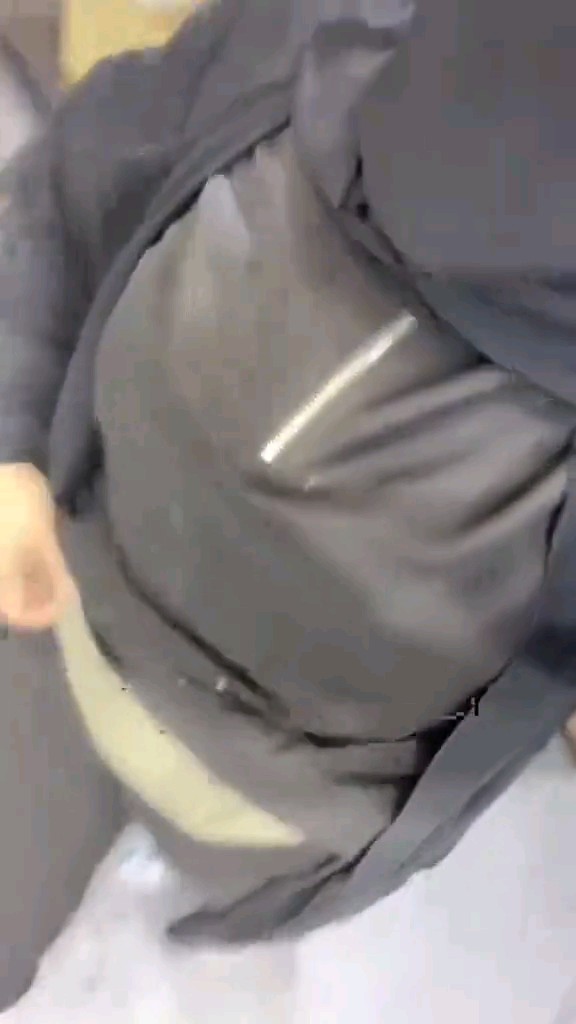 هاذي البنت وهي متلثمة بالنقاب ومغطية وجهها. تبدأ تسولف عن البرد وتقول إنها متحجبة أو متدفية بزعامتها، لبسها وتحرك الجاكيت أو التيشيرت وتبين شوي من بطنها 🫣وهي تضحك