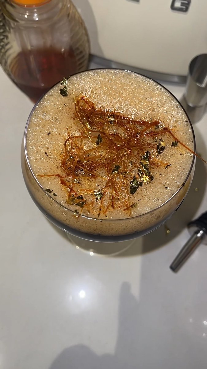 Espresso Martini but instead of liquor….it’s cannabis infused🥰.Also infused the sugar garnish,then added edible Gold flakes cause I’m just a girl🥺🌸