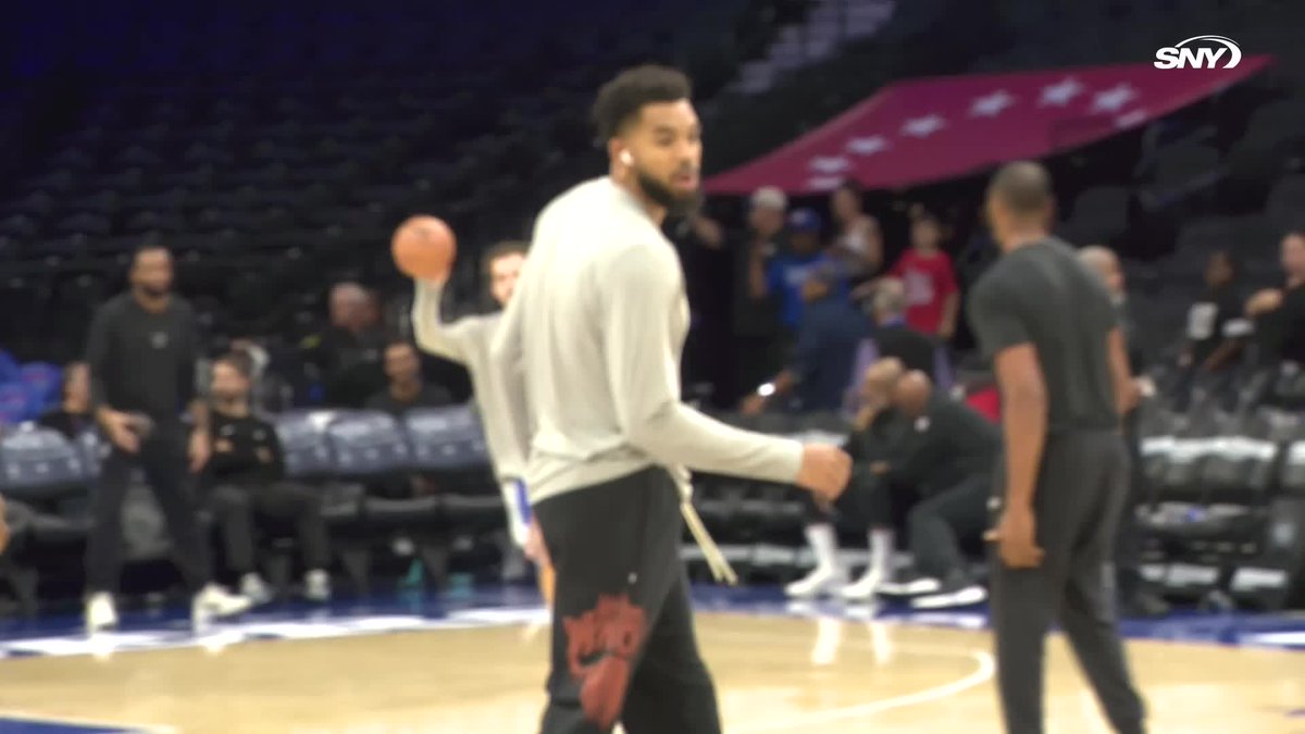 Karl-Anthony Towns, OG Anunoby and Josh Hart warm up before the Knicks' preseason opener
