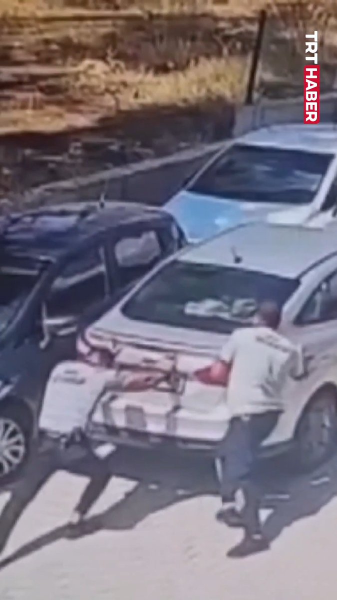 Hatay’da el freni çekilmediği için kayan araca son anda güvenlik görevlileri yetişti.