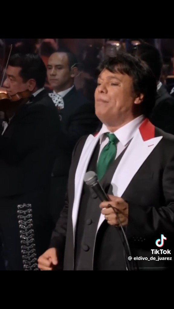 amiga me van a hacer sacar cara por México pero tienen al mismísimo y me pongo de pie JUAN GABRIEL