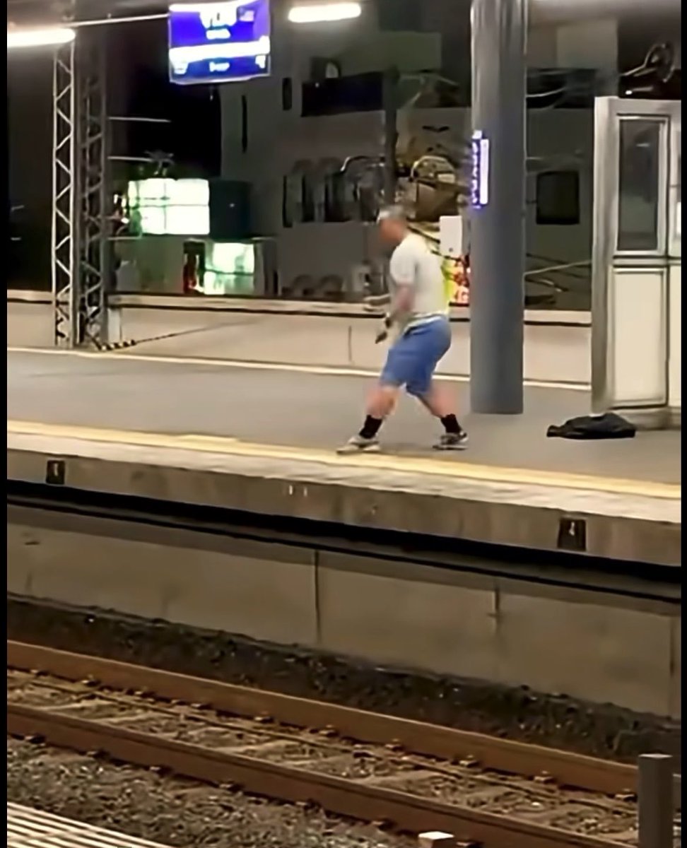 国籍は不明... 夜の駅のホームで、中年男性が爆竹に火をつける。 そして、そのまま線路へ投げ込む。 さらに大声で叫ぶ。 動画には、青い短パン姿の男性が、物を手に持って爆竹に火をつけ、電車に向かって投げるような様子が映っている。 駅のホームだぞ?! 一歩間違えれば、乗客や駅員に被害が出てもおかしくない。 しかも爆竹は、火をつけてからどこで爆発するか分からない。 電車の運行にも影響する可能性がある。 何が目的だったのかは分からない。 でも、駅で爆竹に火をつけて線路や電車に向かって投げる行為は、ただの悪ふざけでは済まされない。 「ちょっとしたイタズラ」の一線を完全に越えてる。 駅は遊び場じゃない。 乗客の安全を巻き込む行為は、本当にやめてほしい。