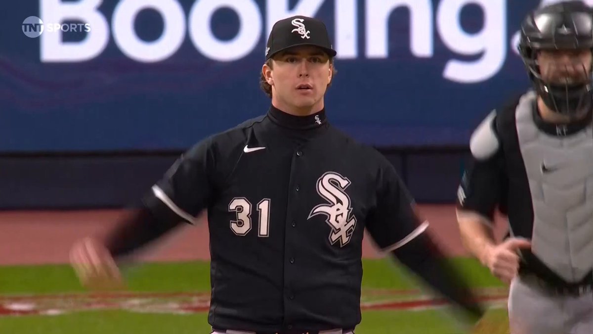 WHAT A CATCH TO SEAL THE GAME 🔥 The White Sox take a 2-0 ALDS lead over the Guardians 🍿