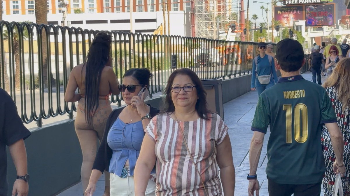 Only in Las Vegas… 😂 Monday morning on the Las Vegas Strip… is Vegas dead? 😂 Plenty of people out, plenty of reactions, and absolutely no shortage of interesting people-watching. Vegas people-watching remains undefeated. #vegas