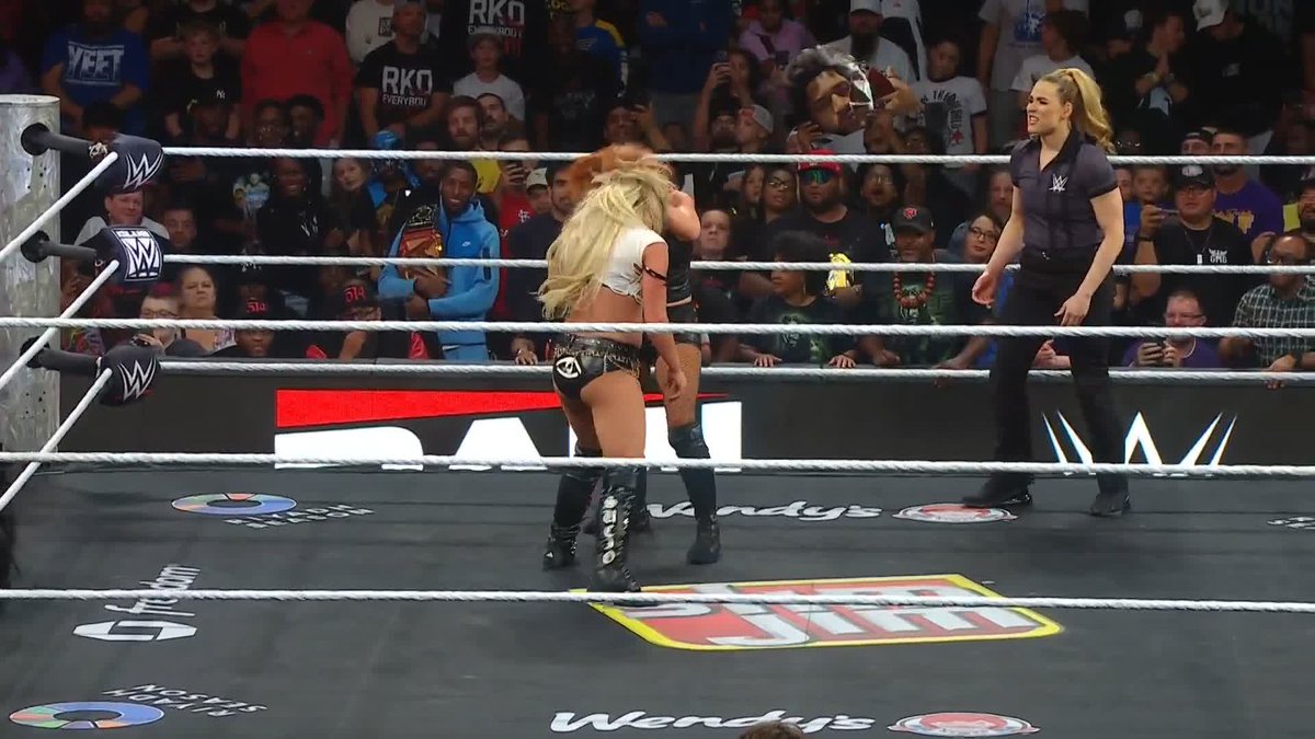 .Stephanie Vaquer takes out Liv Morgan AND Becky Lynch! 😱