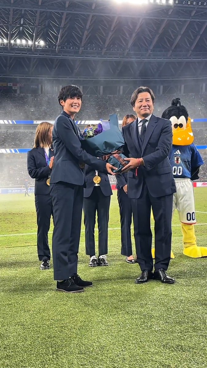 🔹 #なでしこジャパン 🔹 🇯🇵#SAMURAIBLUE 🆚 ニュージーランド代表🇳🇿のハーフタイムにて、なでしこジャパンのアジア競技大会優勝を祝し、花束贈呈セレモニーが行われました💐 👤🏅参加選手 浅野菜摘｜後藤若葉｜榊原琴乃｜福田史織 #サッカー日本代表
