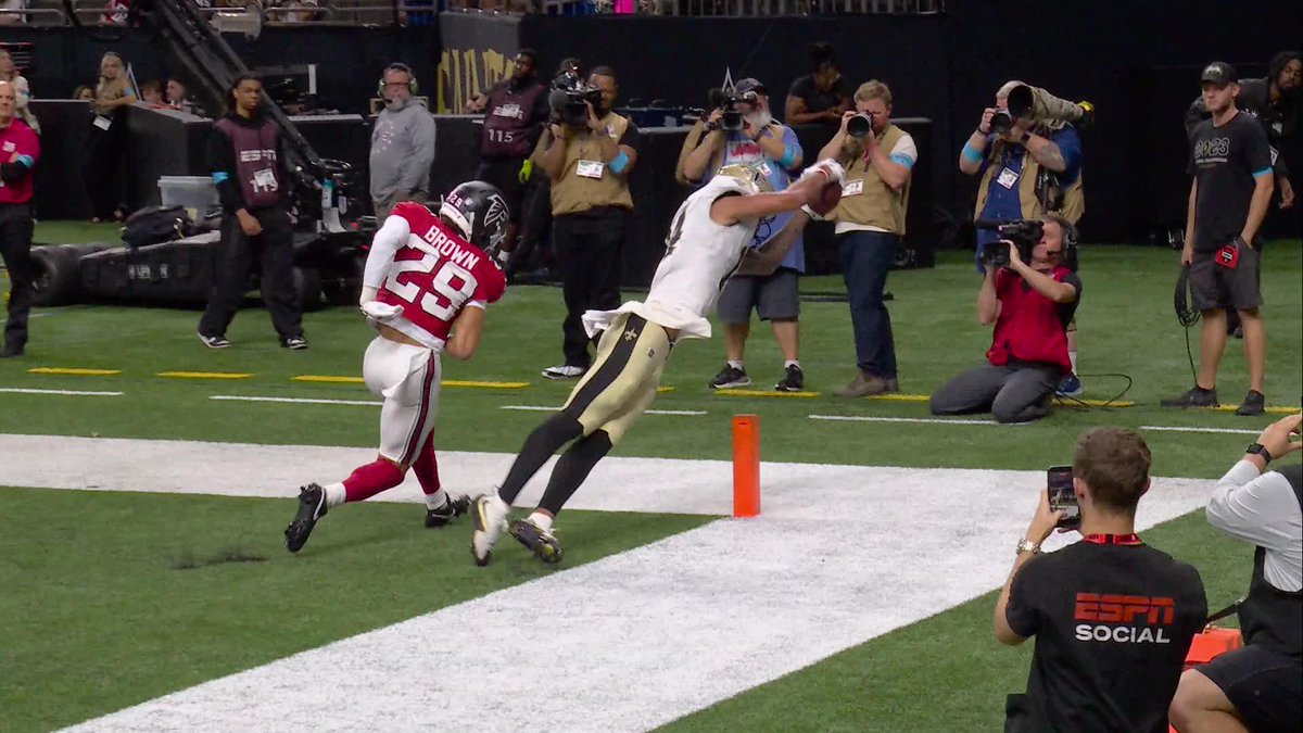 Devaughn Vele what a catch! 😳