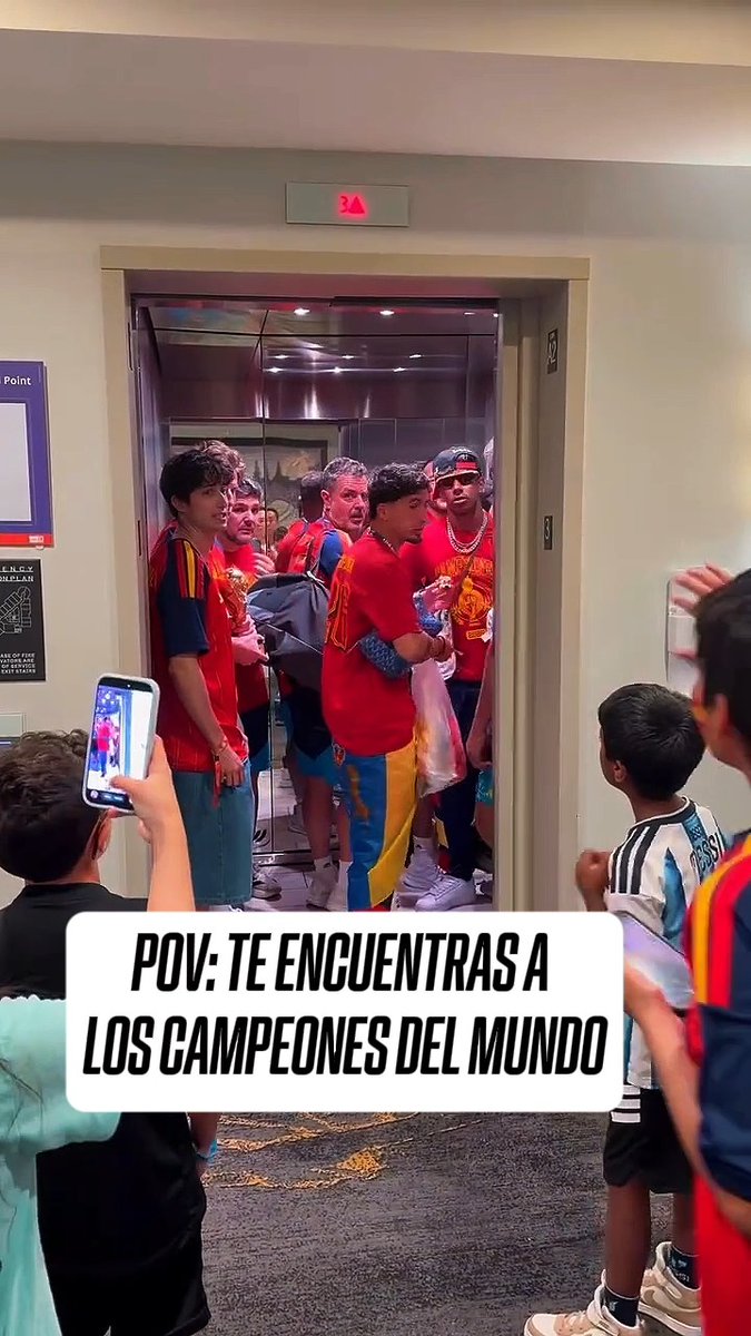 Vas a tomar el elevador de tu hotel y... ¡te encuentras a Lamine Yamal y los Campeones del Mundo! 🇪🇸 🏆 🎥 msk_sampath