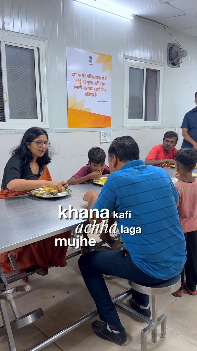सिर्फ़ ₹5 में साफ़, पौष्टिक और पेटभर भोजन… अटल कैंटीन माननीय प्रधानमंत्री श्री Narendra Modi जी की एक बेहद सराहनीय और जनकल्याणकारी पहल है। मैंने दिल्ली की एक अटल कैंटीन का औचक निरीक्षण किया और वहाँ की व्यवस्थाओं को करीब से देखा। कैंटीन साफ़-सुथरी थी, भोजन की गुणवत्ता भी अच्छी थी और सबसे महत्वपूर्ण बात- वहाँ भोजन करने आए लोग इस व्यवस्था से खुश और संतुष्ट दिखे। कम कीमत में सम्मान के साथ अच्छा भोजन उपलब्ध कराना वास्तव में एक सराहनीय प्रयास है। 🙏
