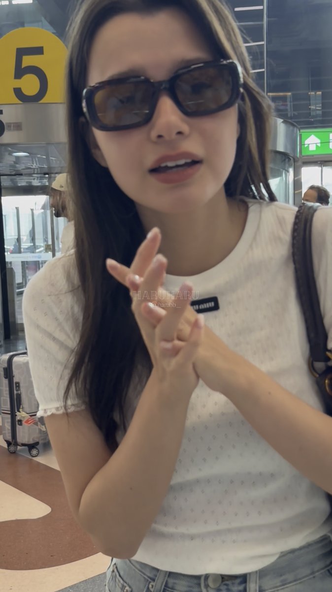 🗣️ : Are you tired? 🪽 : Yeahh… quite a little bit. It’s been a few weeks Me: Did you sleep on the plane? 🪽 : a little bit 🗣️ : Your voice sounds unwell did you just wake up? 🪽 : I have a cough, I have a cough, but it's not lingering 🗣️ : Bcoz of the changing weather right 🪽 : Yeah, the air was dry 🗣️ : And your didnt sleep much either. Sleep lots 🪽 : I did (sleep) 😌 #beckysangels