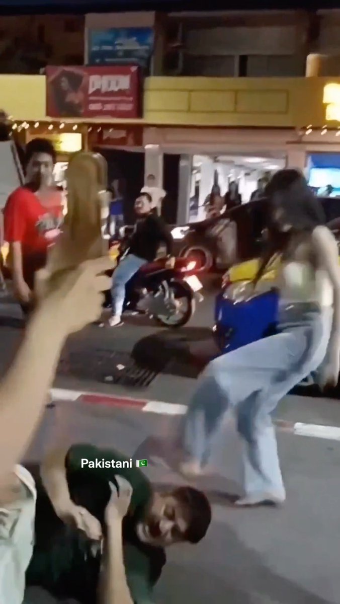 A Pakistani man who refuses to pay for a "service" is beaten by a group of trans men in Thailand. 🇵🇰 🇹🇭