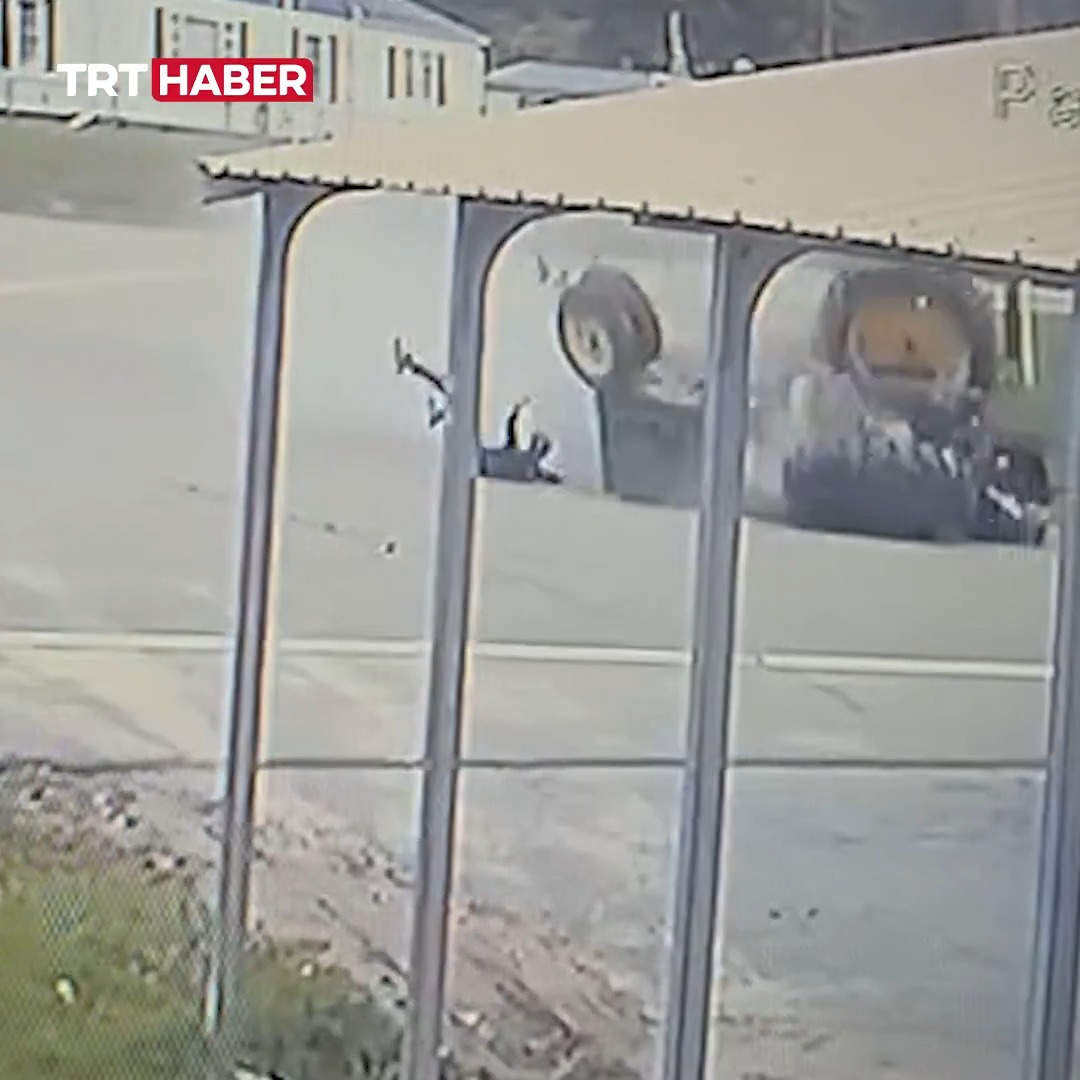 Hızla seyrederken virajı alamayan traktör devrildi. Savrulan römorktaki çok sayıda kişi ve şoför yaralandı. 📍ABD