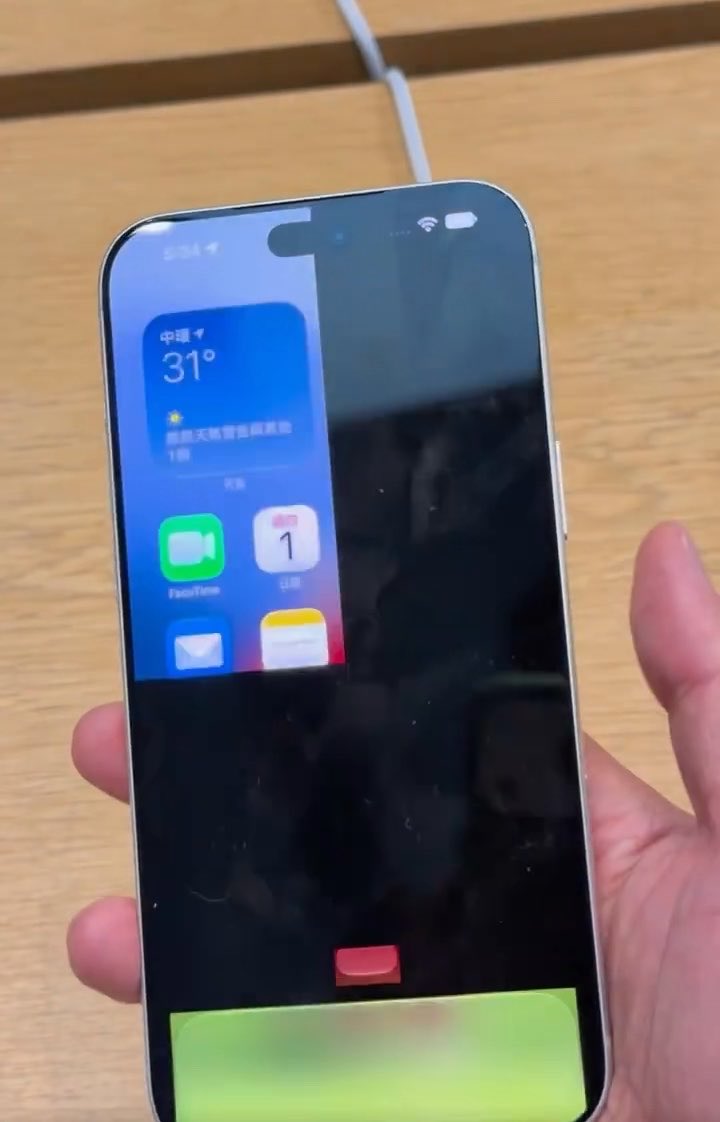 The iPhone 18 Pro series is really CURSED this year… ☠️ This demo iPhone 18 Pro Max inside an Apple Store is running iOS 27, and just look at how it’s performing… glitches, crashes, and bugs everywhere. 💀