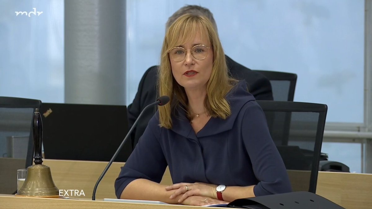 Es ist so irre: Eva von Angern zitiert Hape Kerkeling und bringt damit zum x-ten Mal in ihrer Rede den NS-Bezug.
