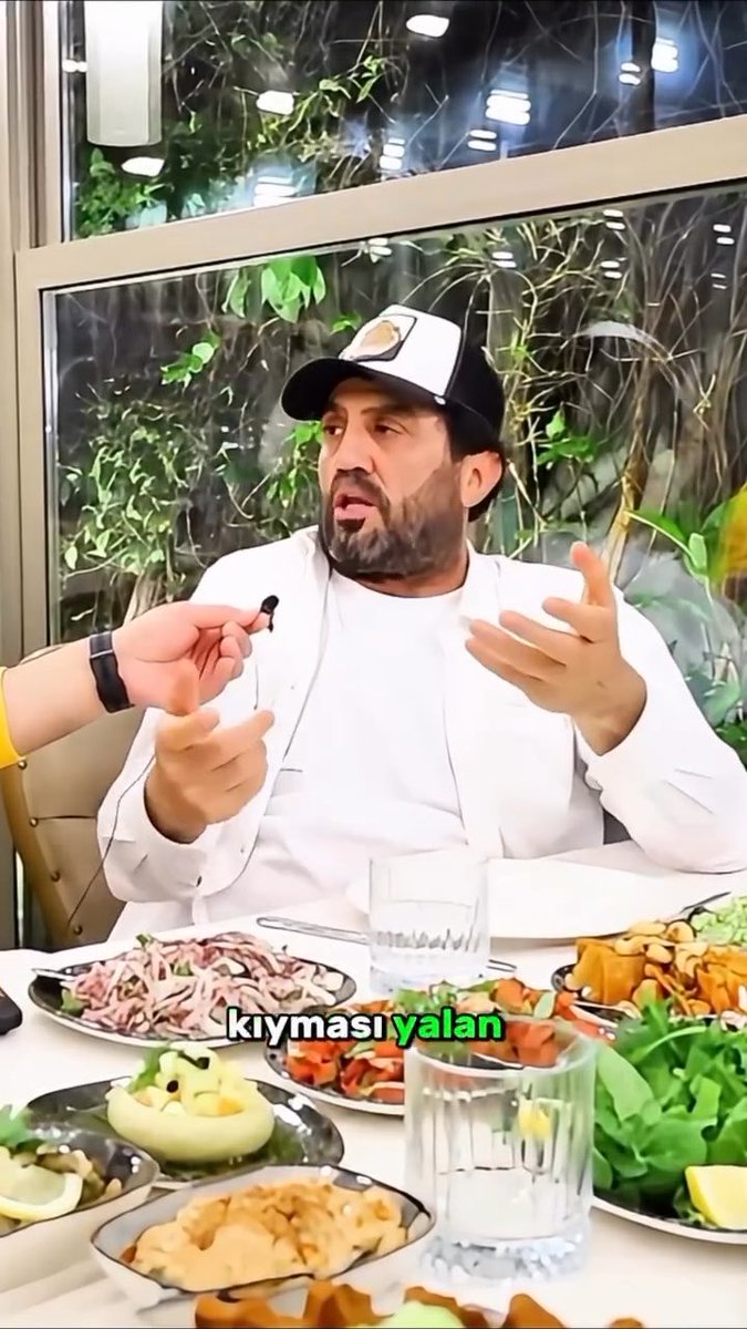Bedri Usta, bazı kebapçıların yalan söylediğini açıkladı: “Mesela bütün kebapçılara git, derler ki 'Bizim etimiz zırh kıyması, el kıyması.' Yalan! 150 kilo eti kim çeker lan? Elde çekemez ki. O çekse sabah usta işe gelmez, kafayı mı yemiş? Yani 10 kilo çekersin, 5 kilo çekersin de onları karıştırırsın, o kadar yani. Ha %100 bıçak kıymasını kim yapıyor biliyor musun? Sokak arası tablacılar var ya, para alacak makinesi olmadığı için zaten mecburlar.” (Kaynak: ig/meshurmekanlar)