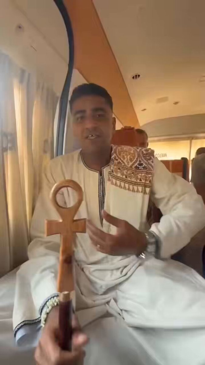 المرشد المتميز يعرف متى يشرح ومتى يبتسم ومتى يترك للضحكة أن تقول ما تعجز عنه الكلمات الدعابة الجميلة تجعل المعلومة أخف على الأذن وأبقى في الذاكرة أجمل مرشد هو من يجعل السائح يتعلم وهو يبتسم ويضحك وهو يكتشف ويغادر وهو يحمل في قلبه ذكرى جميلة عن مصر وأهلها